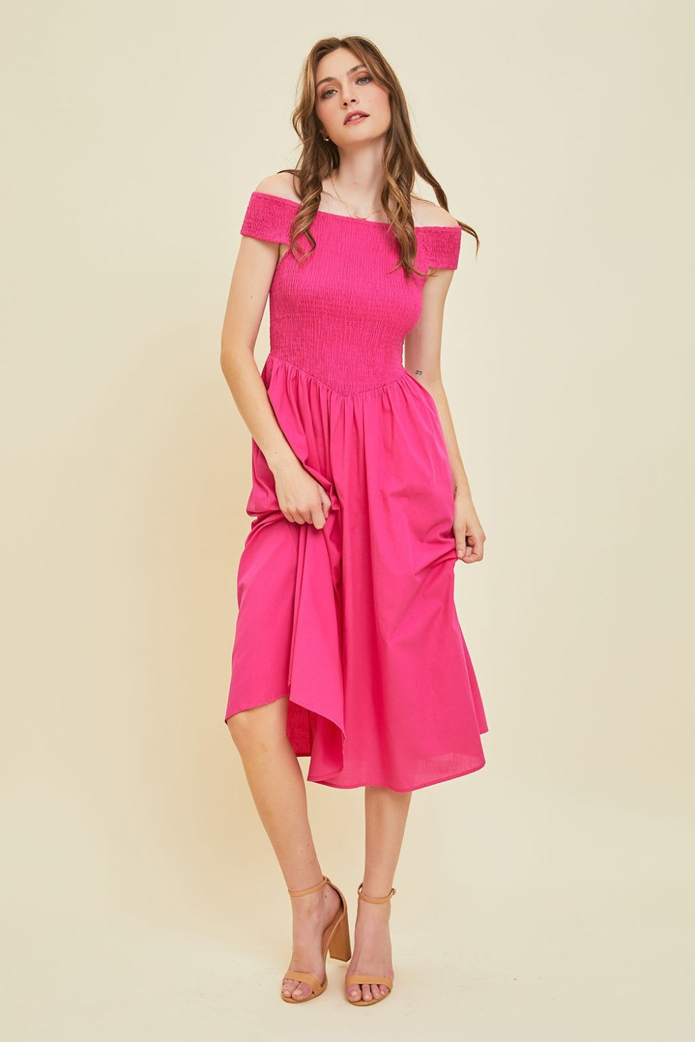 Vestido midi fruncido con hombros descubiertos de HEYSON