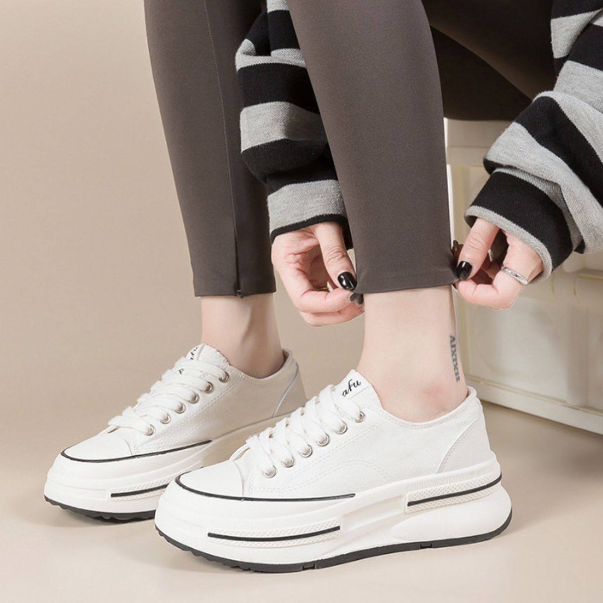 Zapatillas de plataforma con punta redonda atada