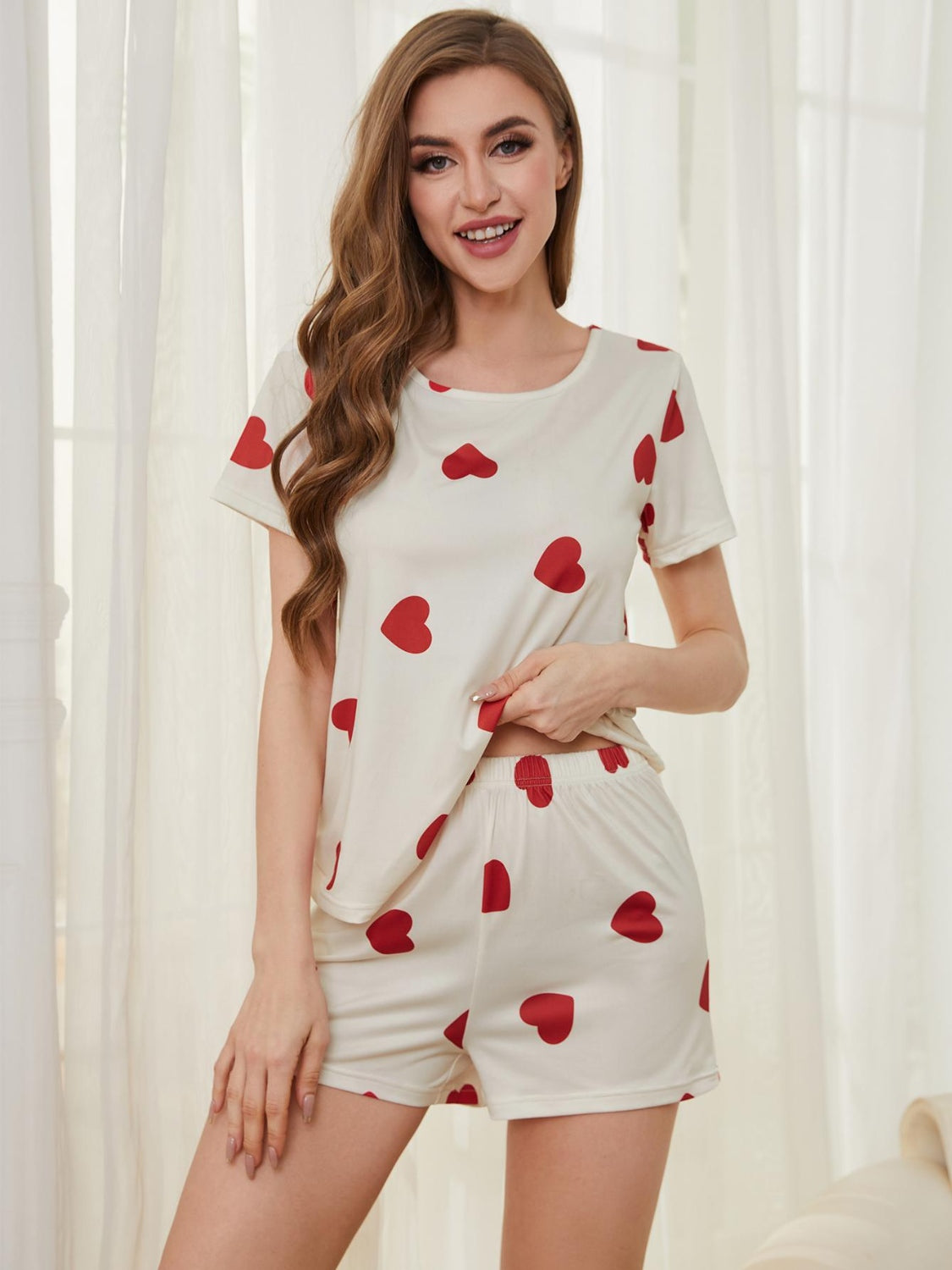 Conjunto de salón con top y pantalones cortos con cuello redondo y corazón