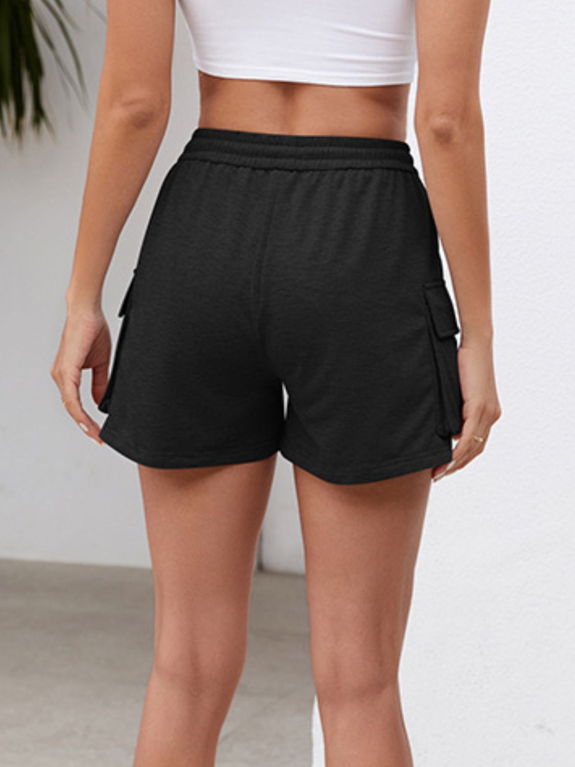 Pantalones cortos con cintura elástica y bolsillos y cordón