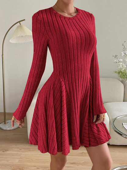 Vestido de manga larga con cuello redondo y canalé