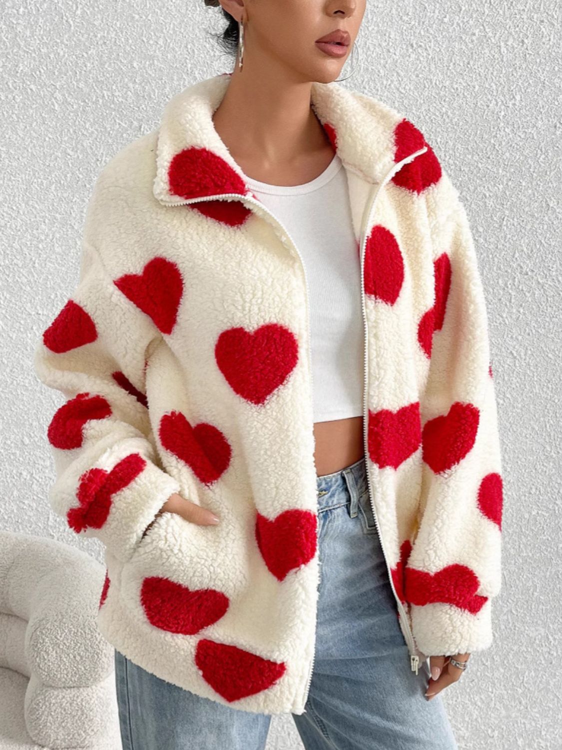 Chaqueta peluda con hombros caídos y cremallera en forma de corazón