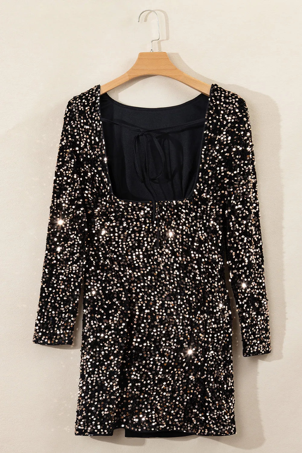 Vestido de manga larga con escote redondo y lentejuelas sin espalda