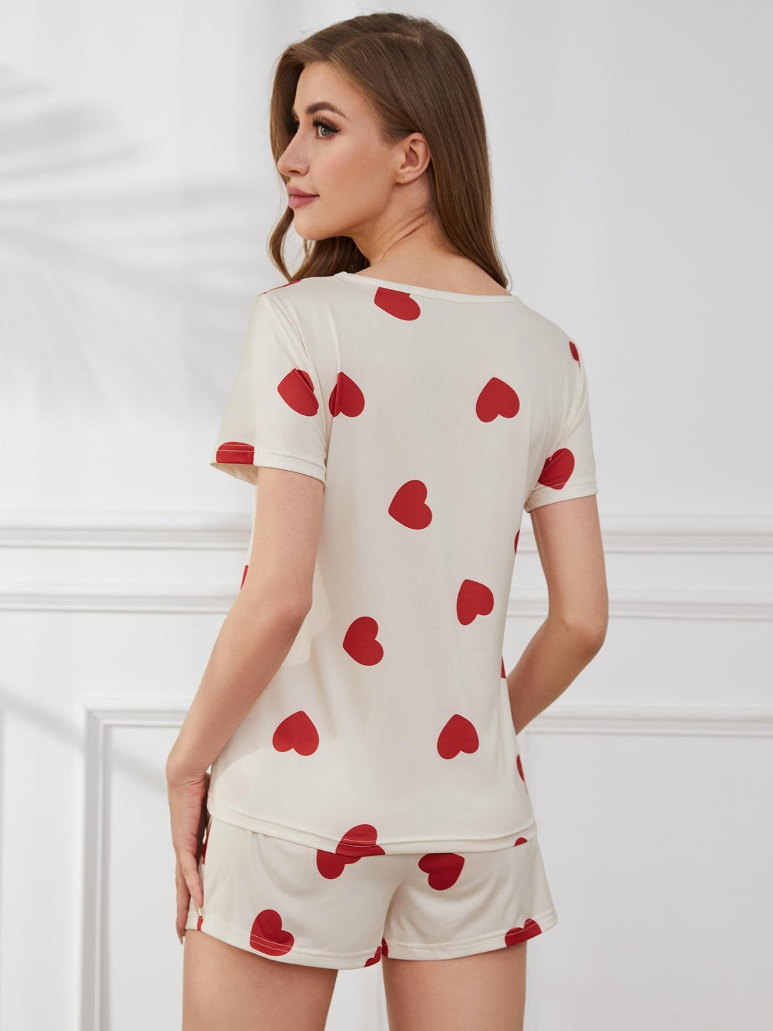 Conjunto de salón con top y pantalones cortos con cuello redondo y corazón