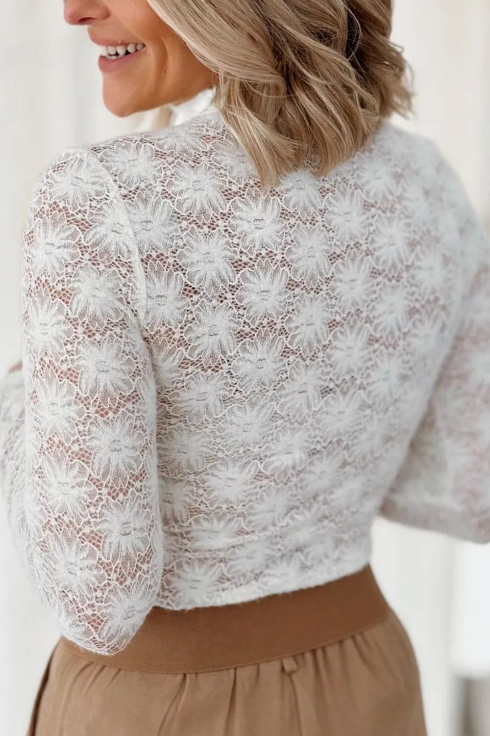 Blusa de manga larga con escote alto y encaje