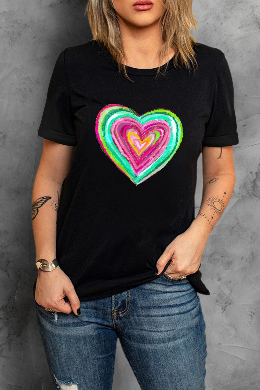 Camiseta de manga corta con cuello redondo y corazón