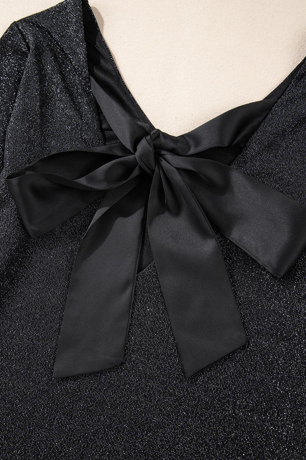 Blusa de manga larga con escote en V y lazo