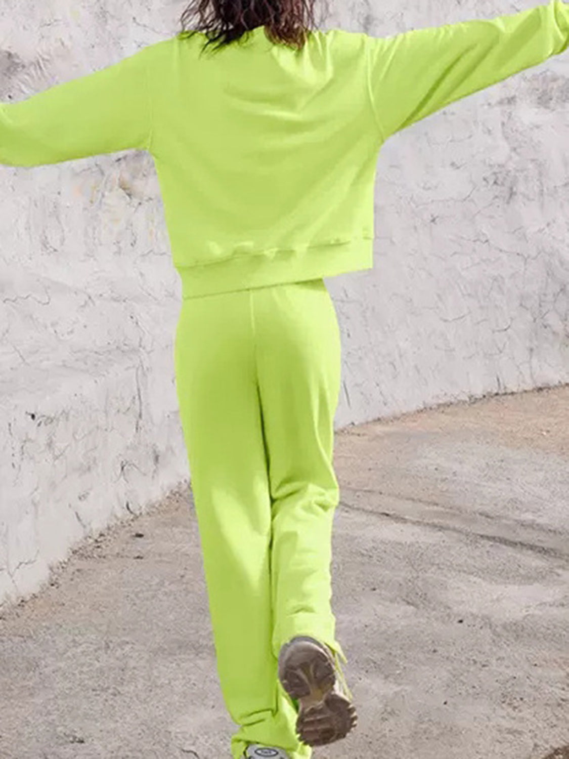 Conjunto de pantalón con cintura elástica y top de manga larga con cuello redondo