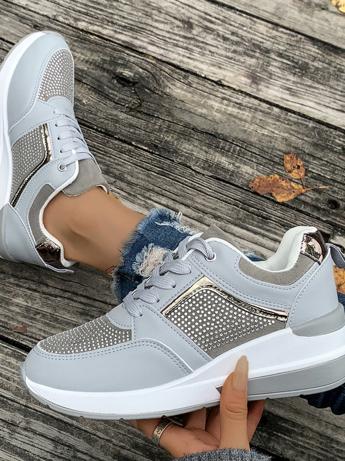 Zapatillas de cuña con cordones y diamantes de imitación