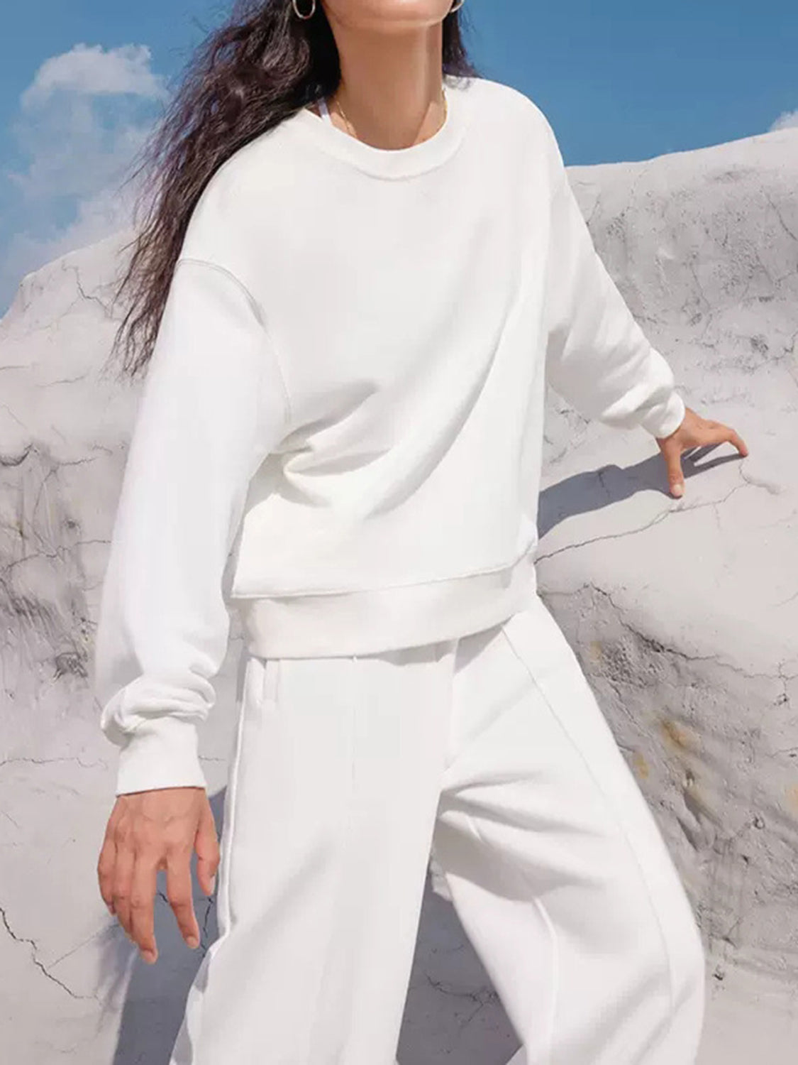 Conjunto de pantalón con cintura elástica y top de manga larga con cuello redondo