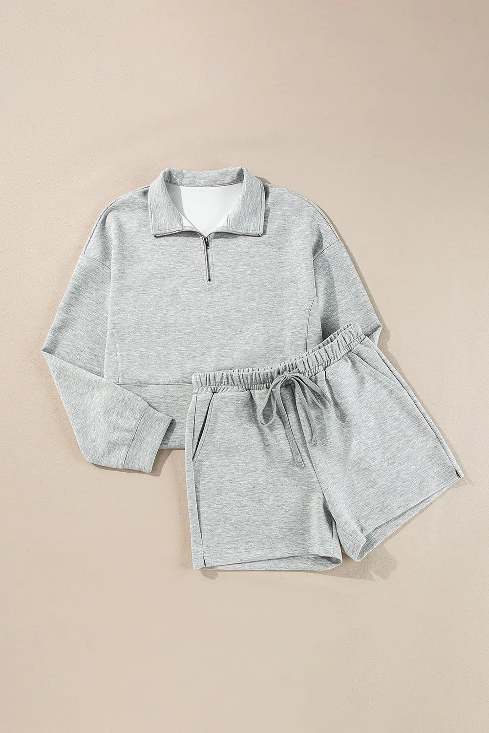 Conjunto de camiseta de manga larga con media cremallera y pantalones cortos con cordón