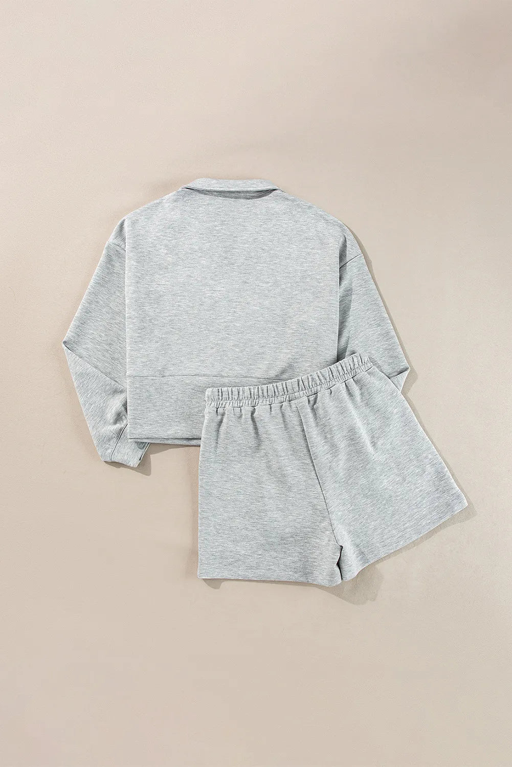 Conjunto de camiseta de manga larga con media cremallera y pantalones cortos con cordón