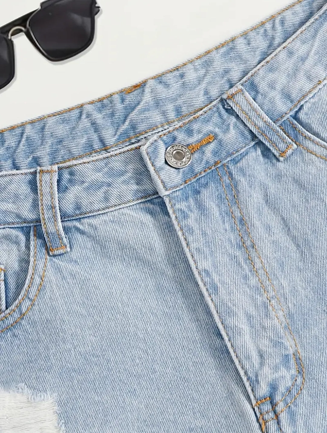 Pantalones cortos de mezclilla desgastados con cintura alta y cierre de botón y cremallera para mujer
