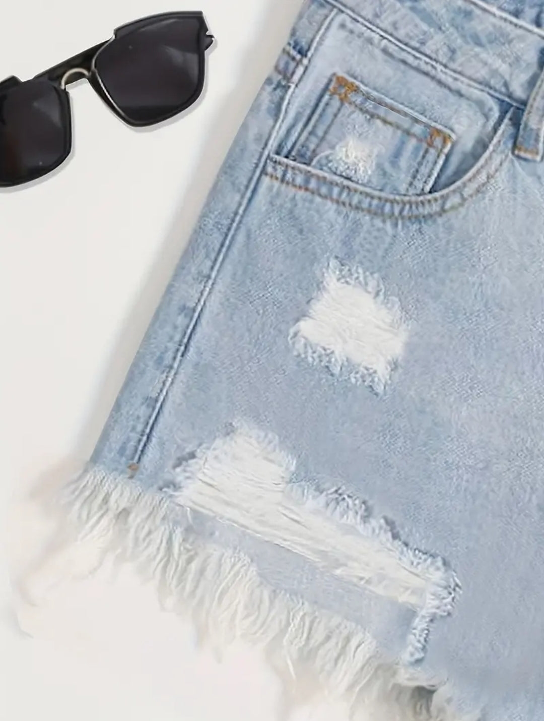 Pantalones cortos de mezclilla desgastados con cintura alta y cierre de botón y cremallera para mujer