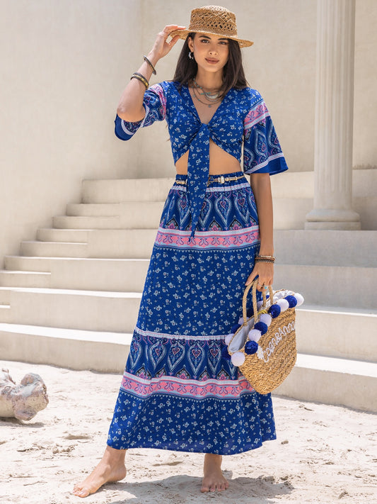 Conjunto de falda y top con mangas onduladas y estampado