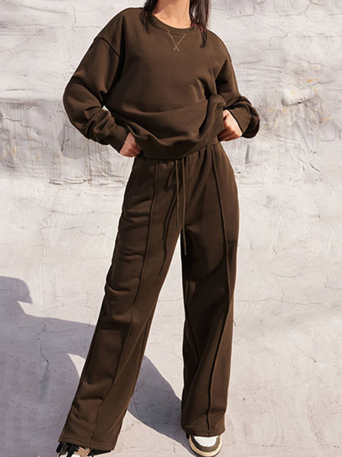 Conjunto de pantalón con cintura elástica y top de manga larga con cuello redondo