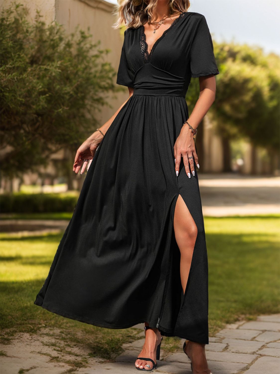 Vestido de manga corta con escote en V y abertura con detalle de encaje