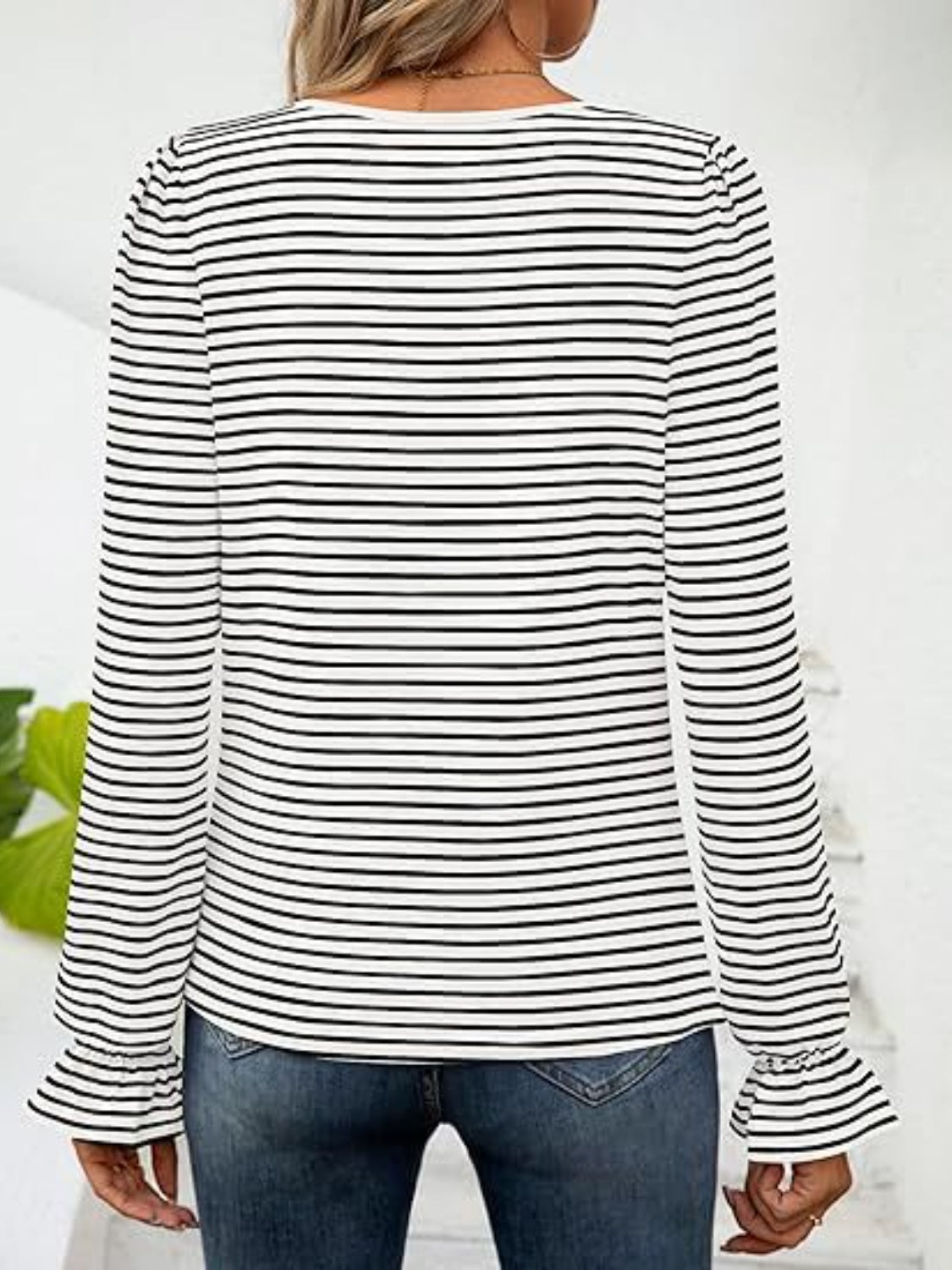 Blusa de rayas con escote cuadrado y mangas con volantes