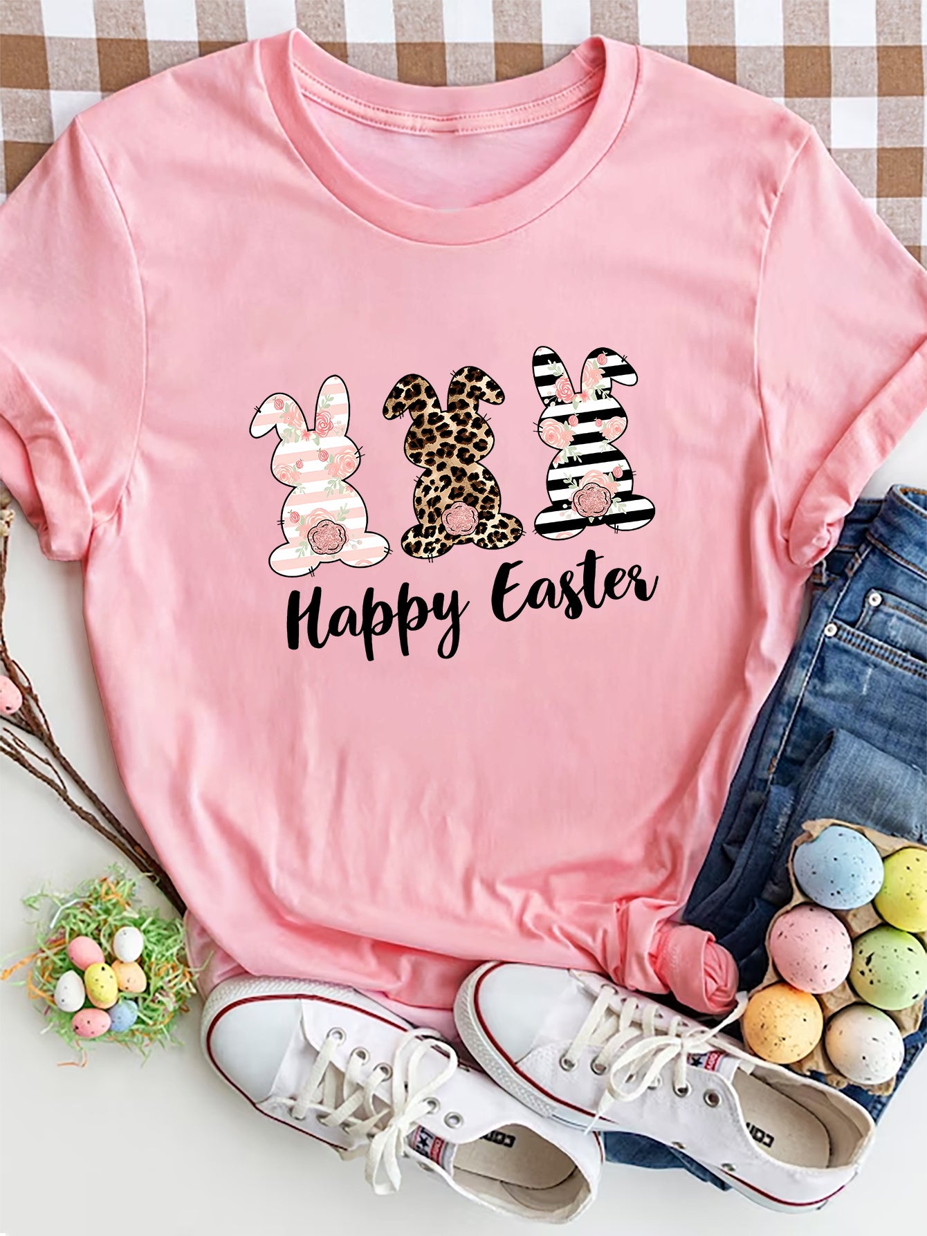 Camiseta de manga corta y cuello redondo con la frase FELIZ PASCUA