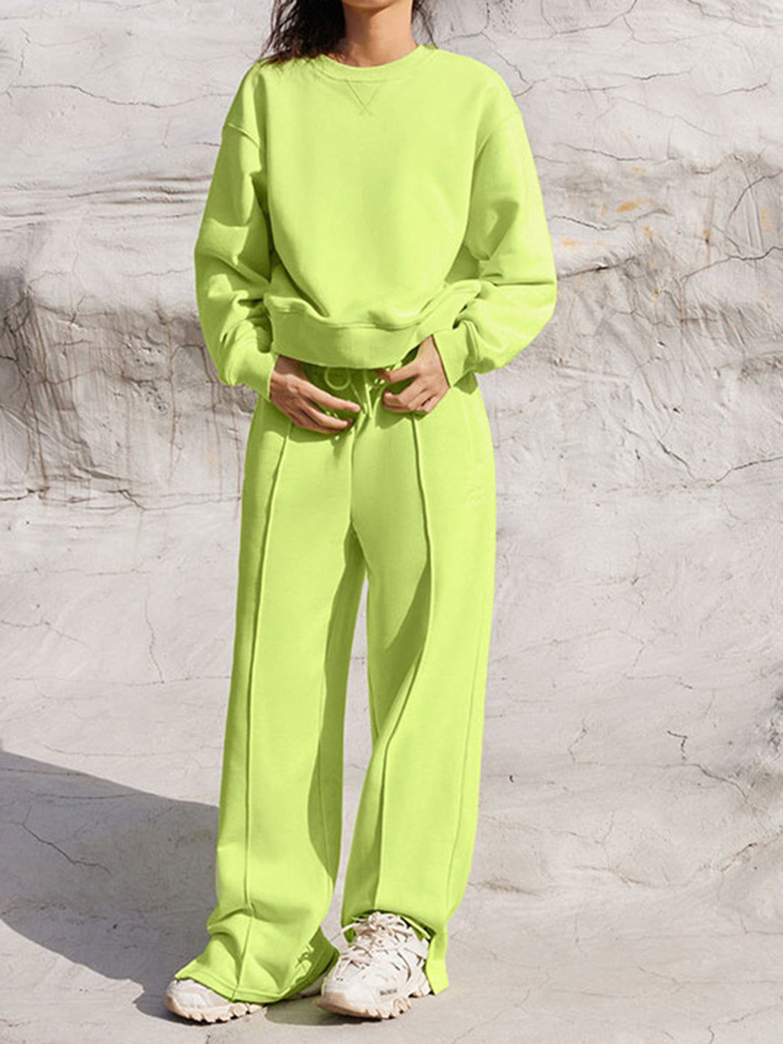 Conjunto de pantalón con cintura elástica y top de manga larga con cuello redondo