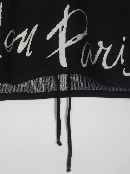 Suéter con cuello redondo, hombros caídos y estampado de letras con dobladillo con cordón
