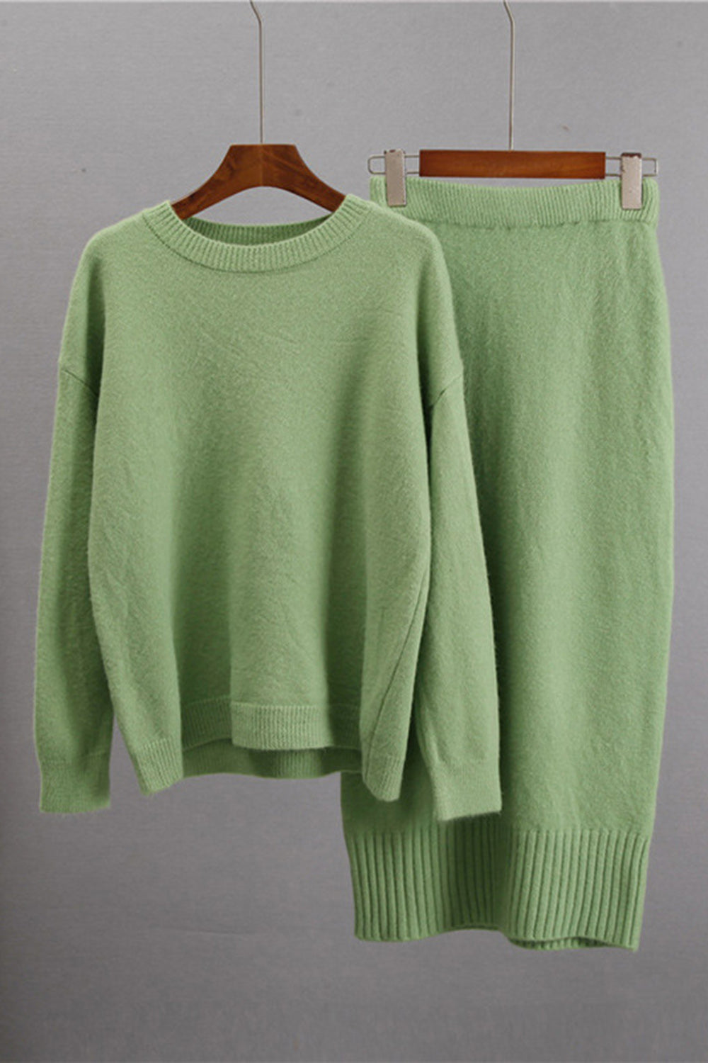 Conjunto de suéter y falda con cuello redondo y hombros caídos
