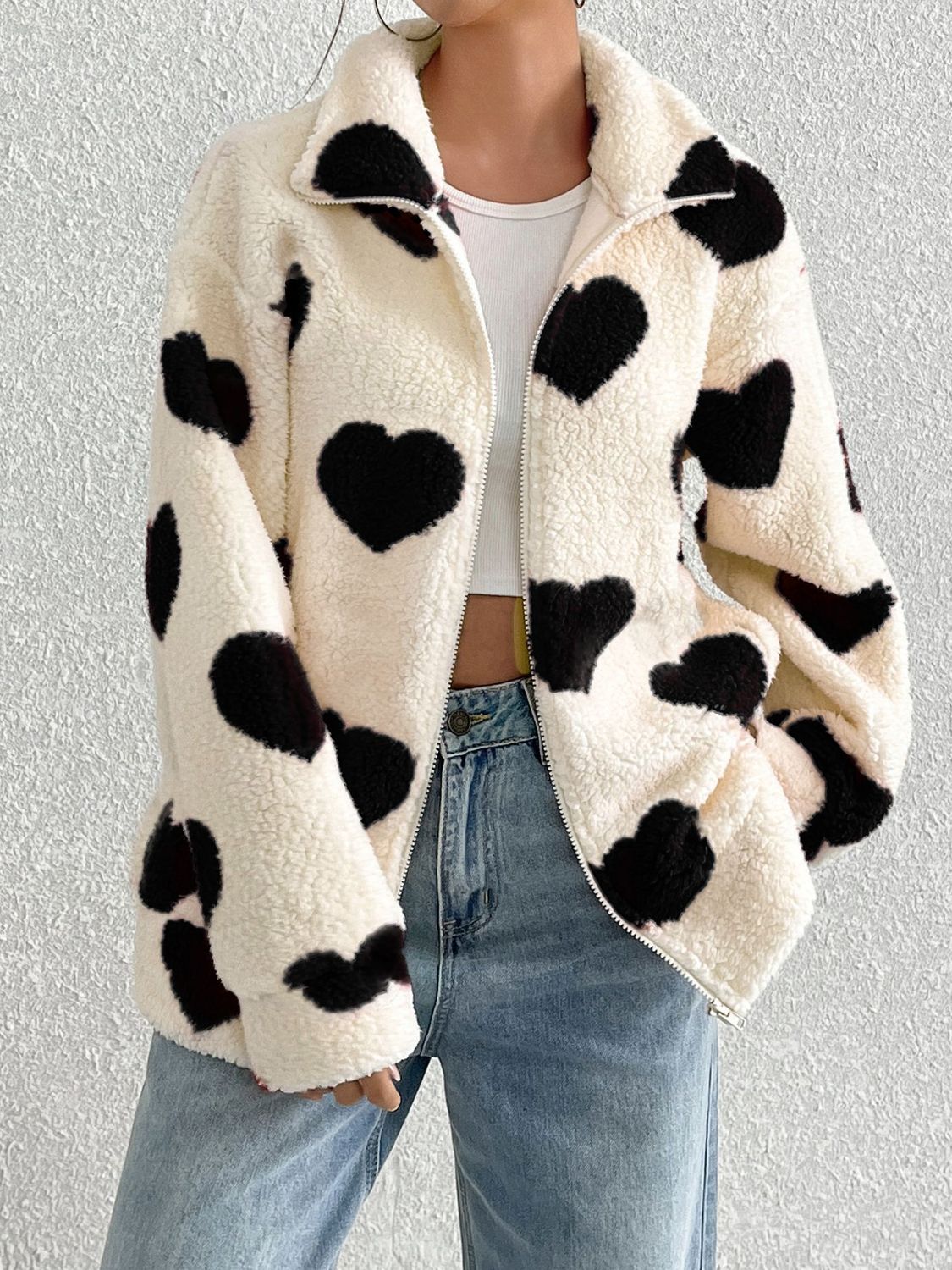Chaqueta peluda con hombros caídos y cremallera en forma de corazón