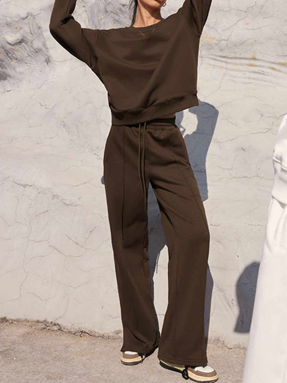 Conjunto de pantalón con cintura elástica y top de manga larga con cuello redondo