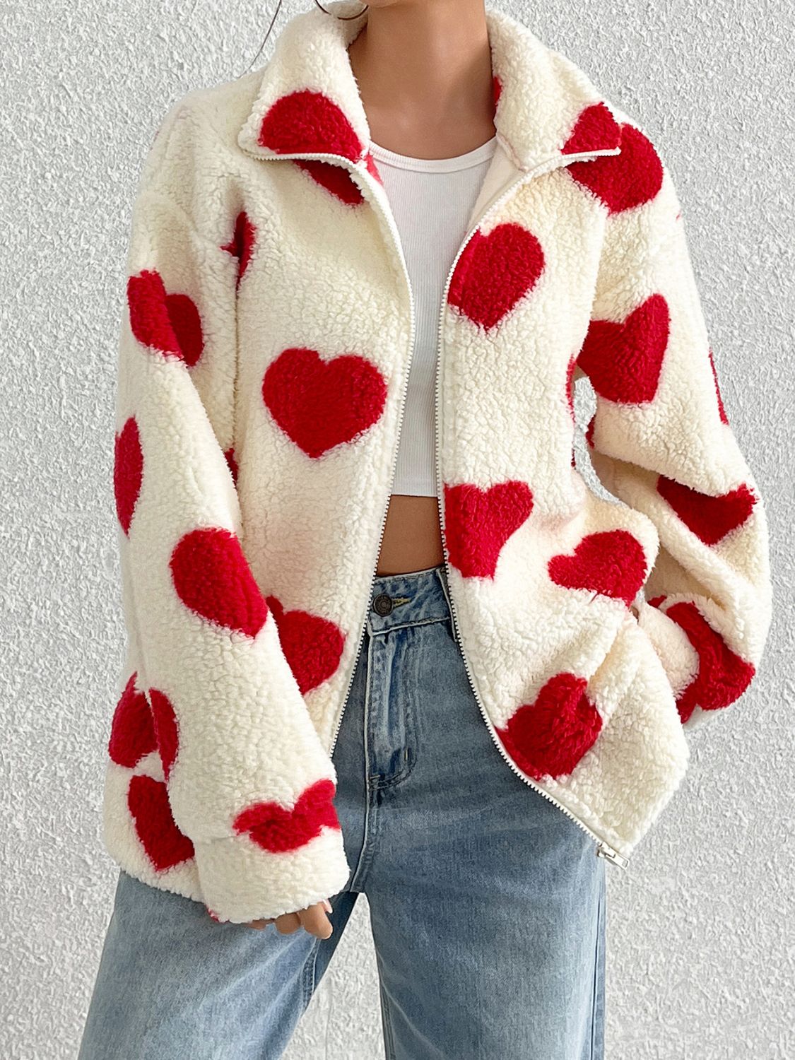 Chaqueta peluda con hombros caídos y cremallera en forma de corazón