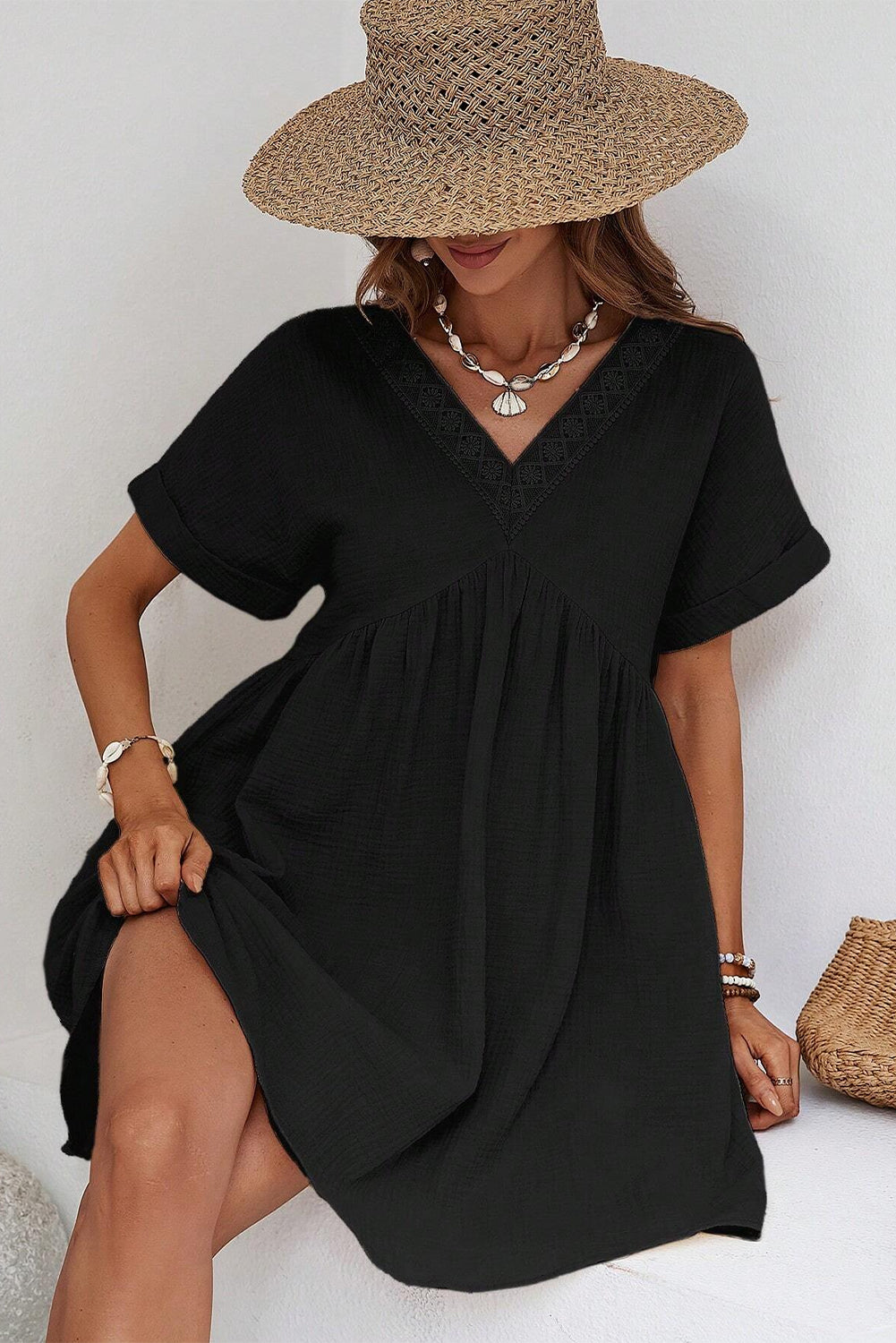 Vestido corto de encaje con escote en V y mangas cortas, color negro