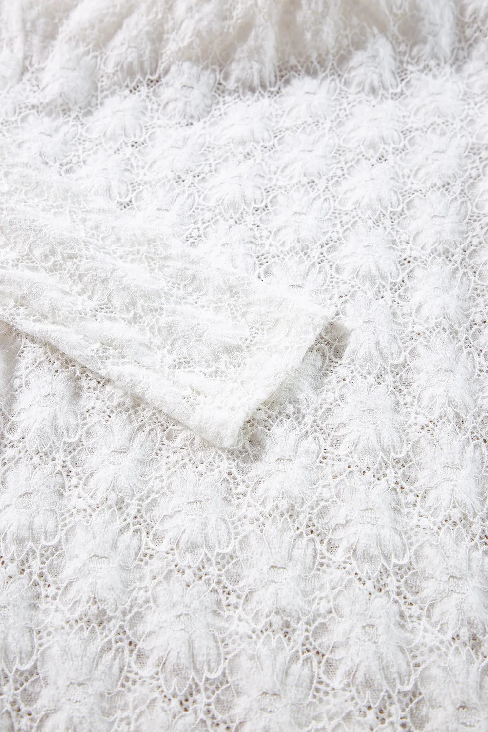 Blusa de manga larga con escote alto y encaje