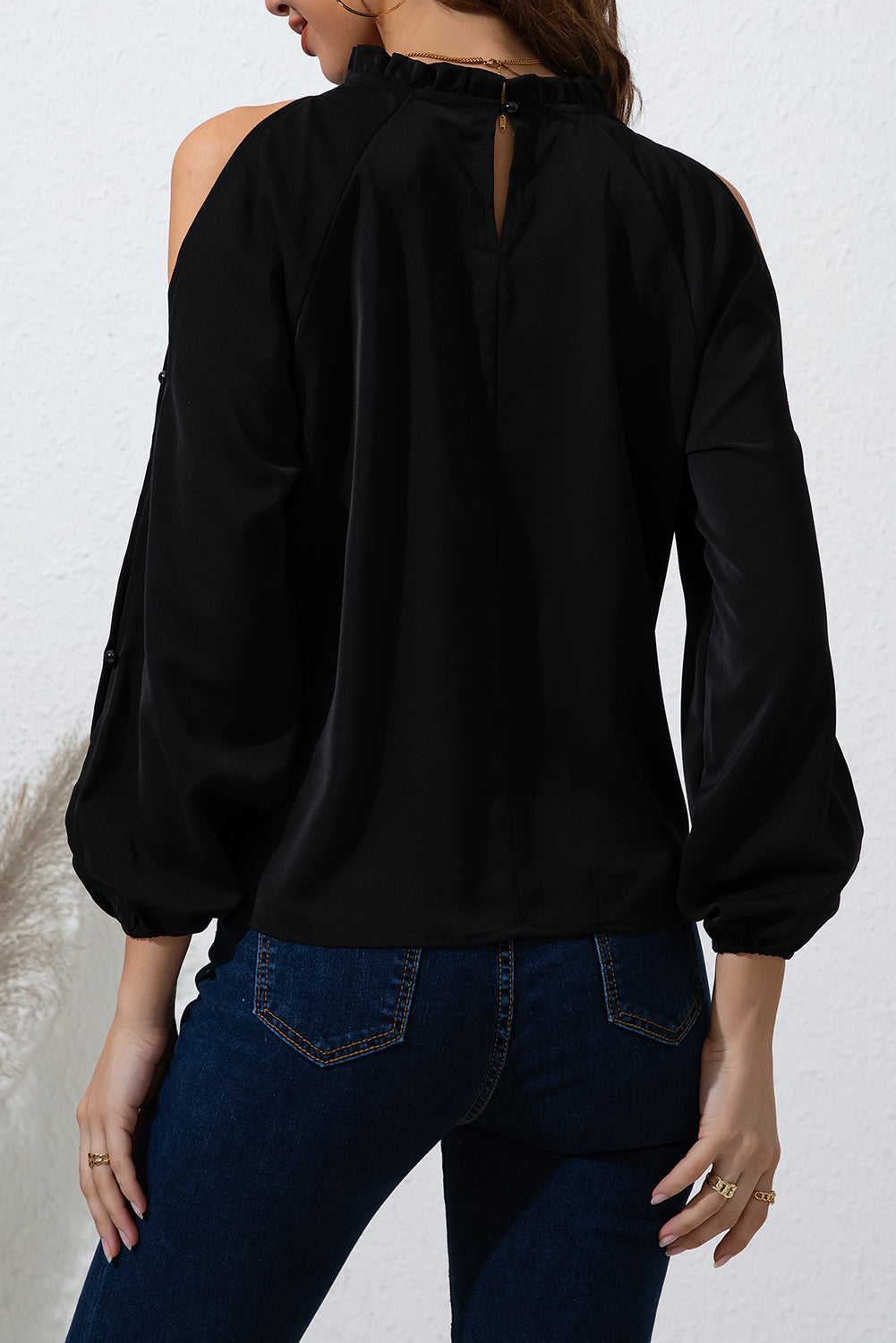 Blusa con hombros descubiertos, cuello alto y volantes