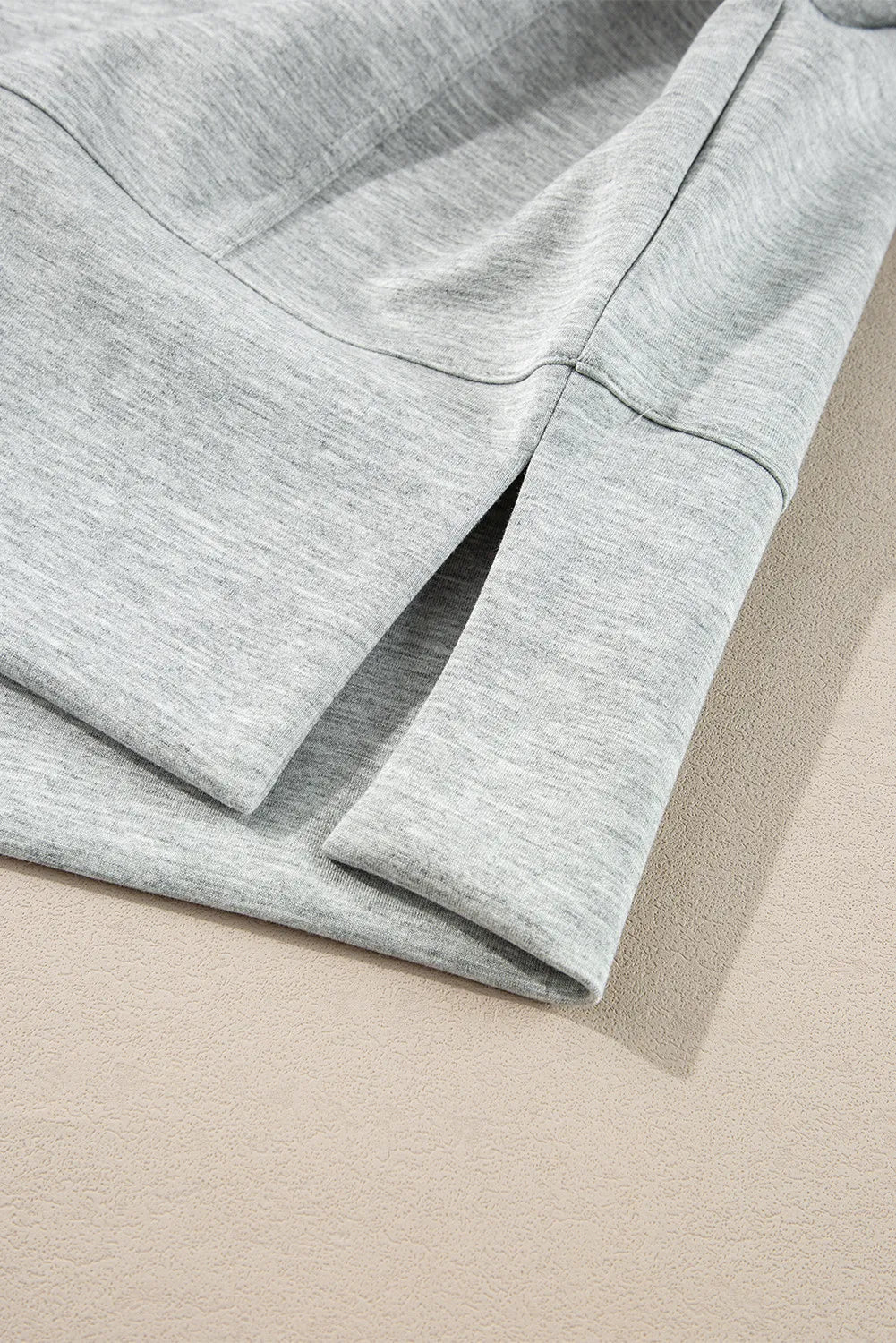 Conjunto de camiseta de manga larga con media cremallera y pantalones cortos con cordón