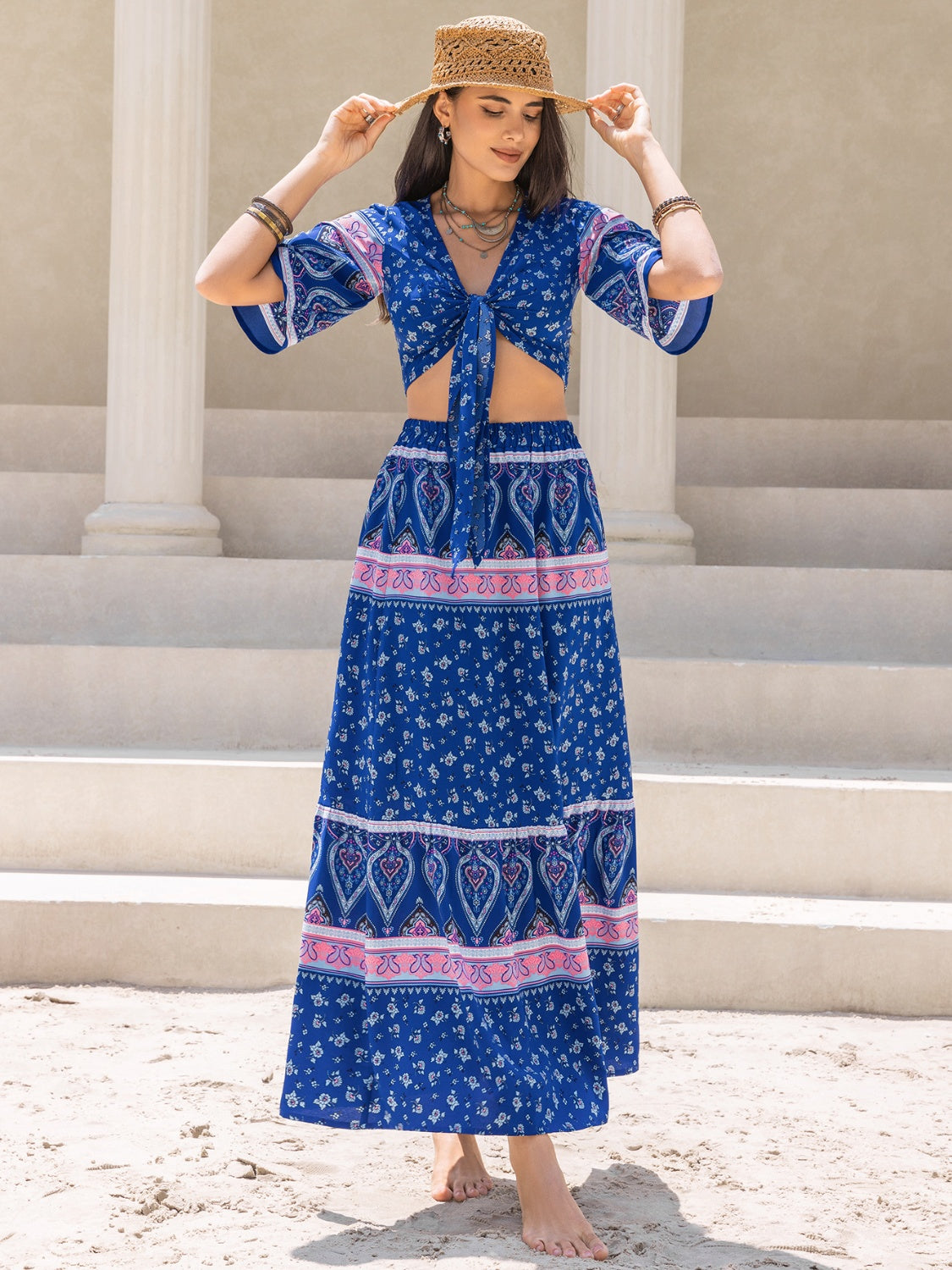 Conjunto de falda y top con mangas onduladas y estampado